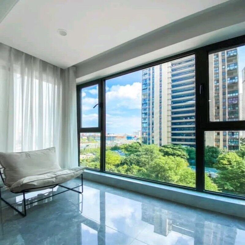 カリフォルニア州第24号認定 アルミニウムカーセメント窓 多点ロックシステムと現代住宅用強化ヒンジ